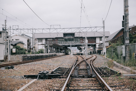 以电影古老风格的日本当地铁路和火车站图片