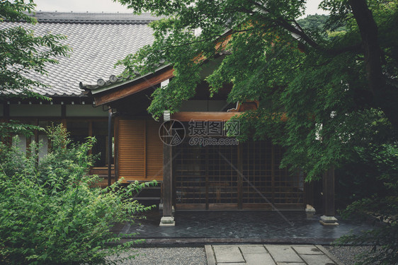 日托古代电影风格的日本山庙用的木叶树图片