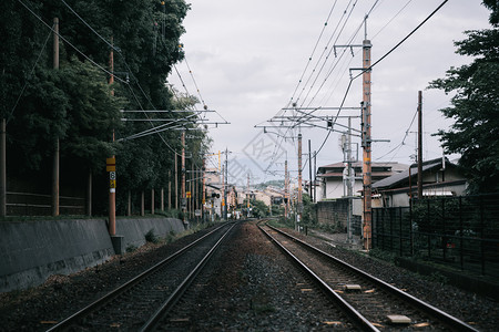 以电影古老风格的日本当地铁路和火车站图片