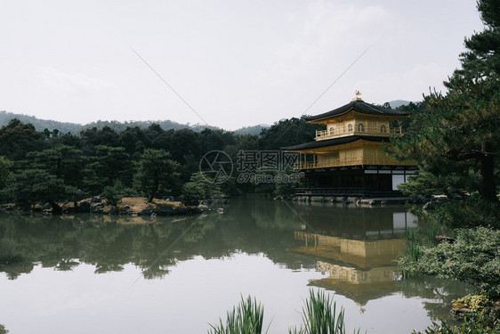 日托古代电影风格的日本神庙图片