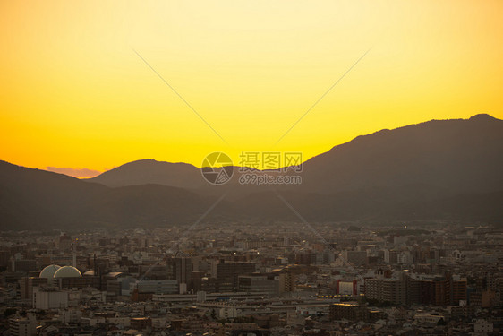 京都城市的景色以电影古代风格的日出图片