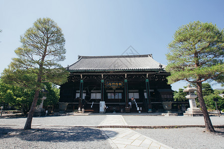 日托古代电影风格的日本山庙用的木叶树图片