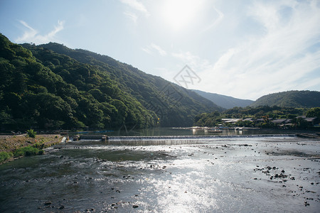 河水和日本拉皮山的草原风景图片