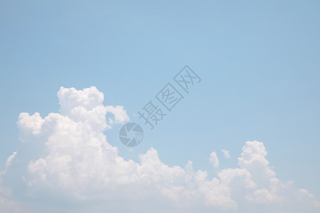 以陈年电影风格显示的蓝色天空背景图片