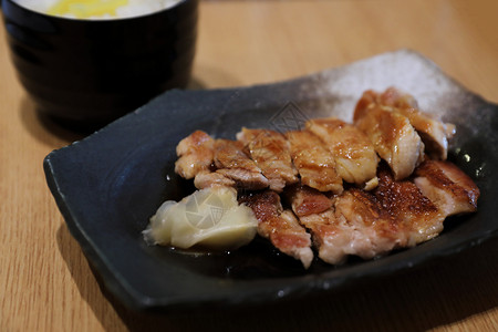 日本料理红烧鸡排饭背景图片