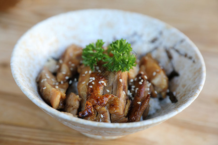 日本料理照烧鸡排饭背景图片