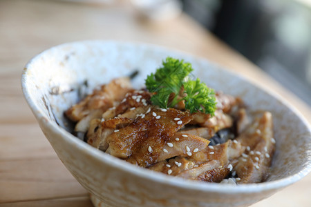 日本料理红烧鸡排饭背景图片