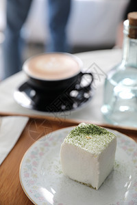 绿色茶叶蛋糕意大利式甜点图片