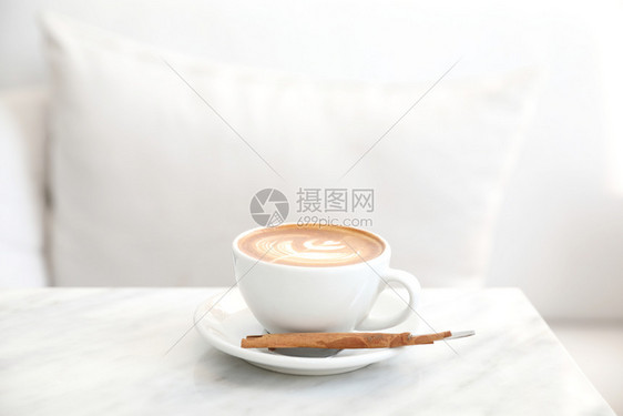 白桌上的牛奶制成的咖啡图片