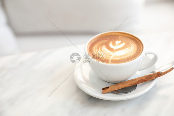 白桌上的牛奶制成的咖啡图片