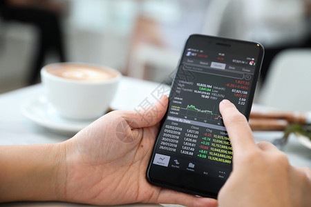 咖啡店在线智能手机交易股商业概念图片
