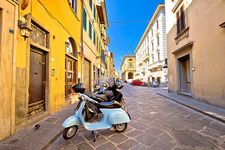 街上的摩托车佛罗伦斯风景著名的意大利汽车和历史建筑在意大利的图斯卡尼地区图片