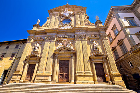 圣米切尔德格利阿蒂诺里教堂在意大利的塔斯卡纳地区佛罗伦斯街对面图片