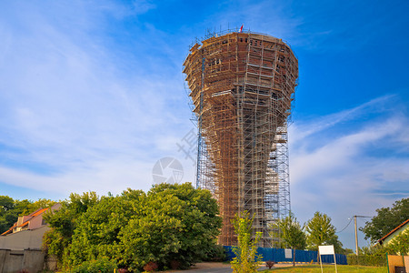 正在重建的vukoar水塔,战争的象征被60多枚击中,但d;t坠落,clavonij地区croti图片