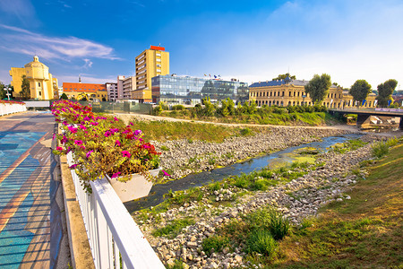 从Vuka河桥slvonij地区croti的vukor市风景图片