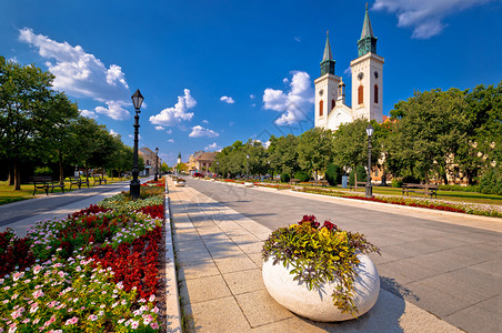 Sombr镇广场和教堂风景Serbia地区vojdina地区图片