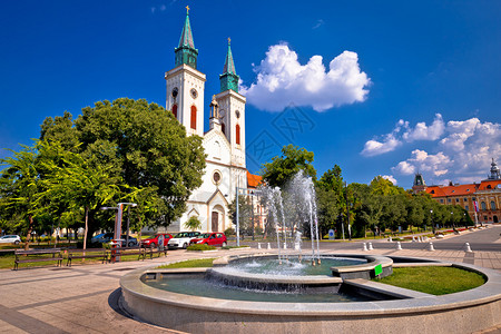 位于塞尔比亚省Vojvdina地区的Sombr街对面的教堂和喷泉图片