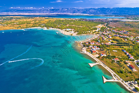 Zaton旅游海滨和Velbit山地背景croati的dlmti地区图片