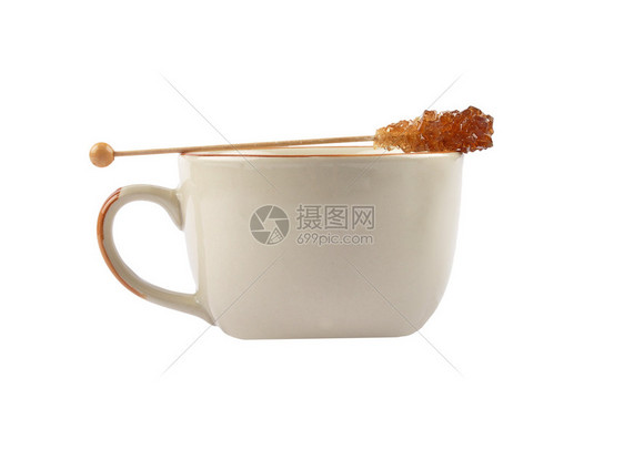 白色背景上加糖棍的茶杯图片