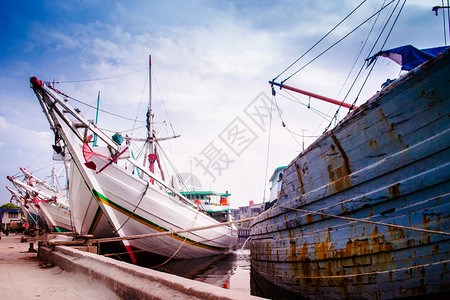 在sundakelp港口的渔船jarktindoesa图片