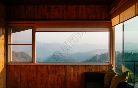 早上森林木小屋客厅窗户图片