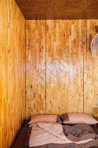 温暖舒适的卧室地板上装着简单的便袋室内小木屋图片