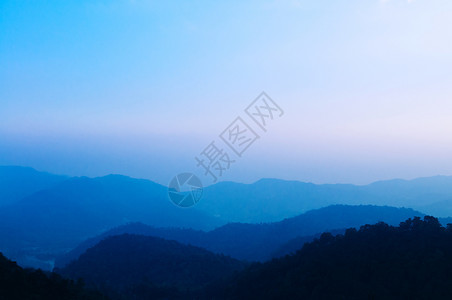 泰国清迈孟湛美丽的蓝天日出森林和山脉图片
