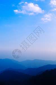 泰国清迈孟湛美丽的蓝天日出森林和山脉图片