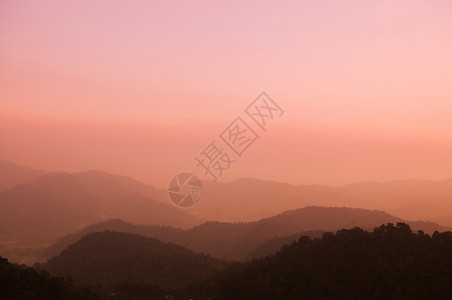 泰国清迈孟湛美丽的粉红橙色晨曦天空森林和山脉图片