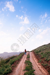 2018Chiangmthlnd年轻女在日落傍晚时山上走泥土路乡村道图片