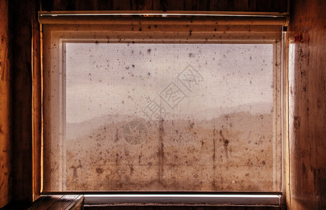 非常旧的肮脏的破烂的窗帘木小屋黑霉菌和山景图片
