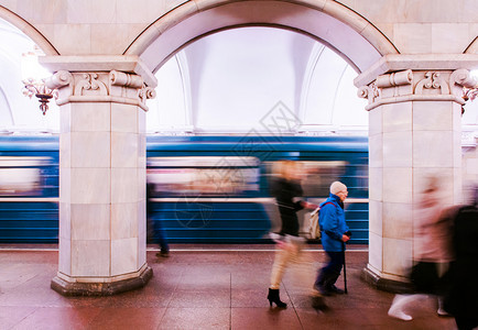 201年莫斯科俄罗经典建筑莫斯科地铁和移动列车的大拱柱和理石图片
