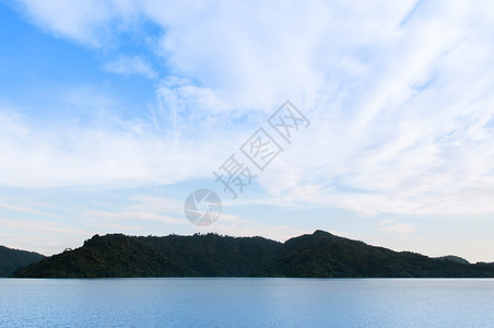 在美丽的天亮时泰河沿岸的nakhoyk山和hundaprkncho大坝湖图片