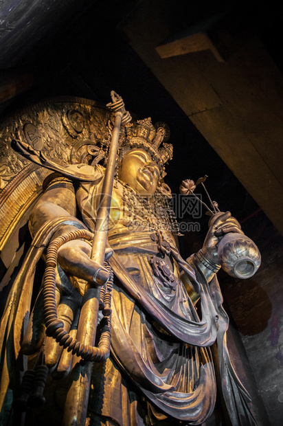哈西德寺庙著名的古老木神雕像图片