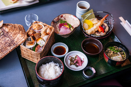 午餐套配有节食生和蔬菜图片