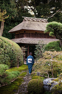 201年月3日本奈拉圣殿中日本花园的教士图片