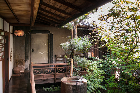 201年月日本老人的房子和竹喷泉图片
