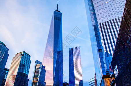 一个世界贸易中心纽约在晴朗的天空日背景图片