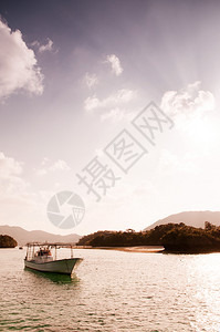 美丽的日落或出天空与当地的船卡比拉湾秋葵雅潘图片