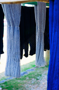 传统丝绸或棉花织物纺品天然染色线关闭纹理细节图片