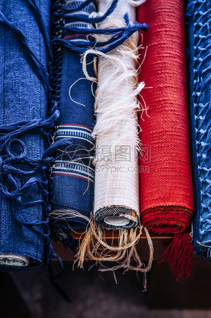 传统丝绸或棉织纺品有线条型的蓝色关闭纹理细节图片