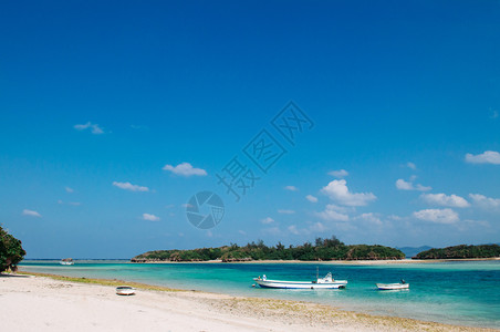 一片美丽的热带海白沙滩水晶清澈的绿水在卡比拉湾伊西加基岛okinawjpn图片