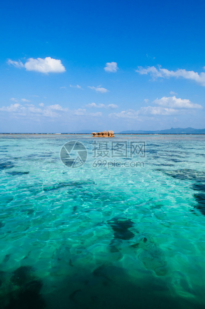 美丽的热带海洋水晶清澈的绿水和珊瑚礁在卡比拉湾伊西加基岛霍纳瓦雅潘图片