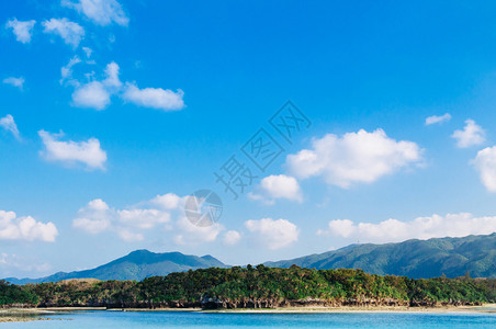 一片美丽的热带海白沙滩水晶清澈的绿水在卡比拉湾伊西加基岛okinawjpn图片