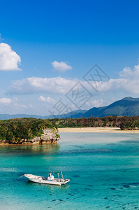 一片美丽的热带海白沙滩水晶清澈的绿水在卡比拉湾伊西加基岛okinawjpn图片