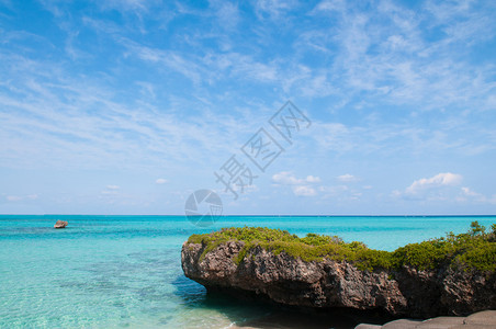 美丽的热带海洋水晶清澈的绿水和岩石在伊卡马桥米亚科岛霍基那瓦雅潘图片