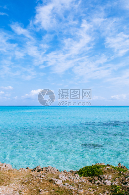 美丽的热带海洋水晶清澈的绿水和岩石在伊卡马桥米亚科岛霍基那瓦雅潘图片