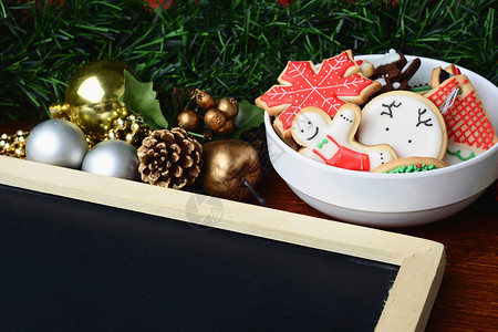 带有空纸板和装饰品的圣诞节饼干图片