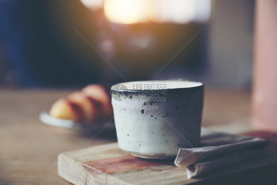 卡布奇诺咖啡杯含木本面的羊角包图片