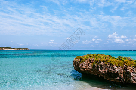 美丽的热带海洋水晶清澈的绿水和岩石在伊卡马桥米亚科岛霍基那瓦雅潘图片